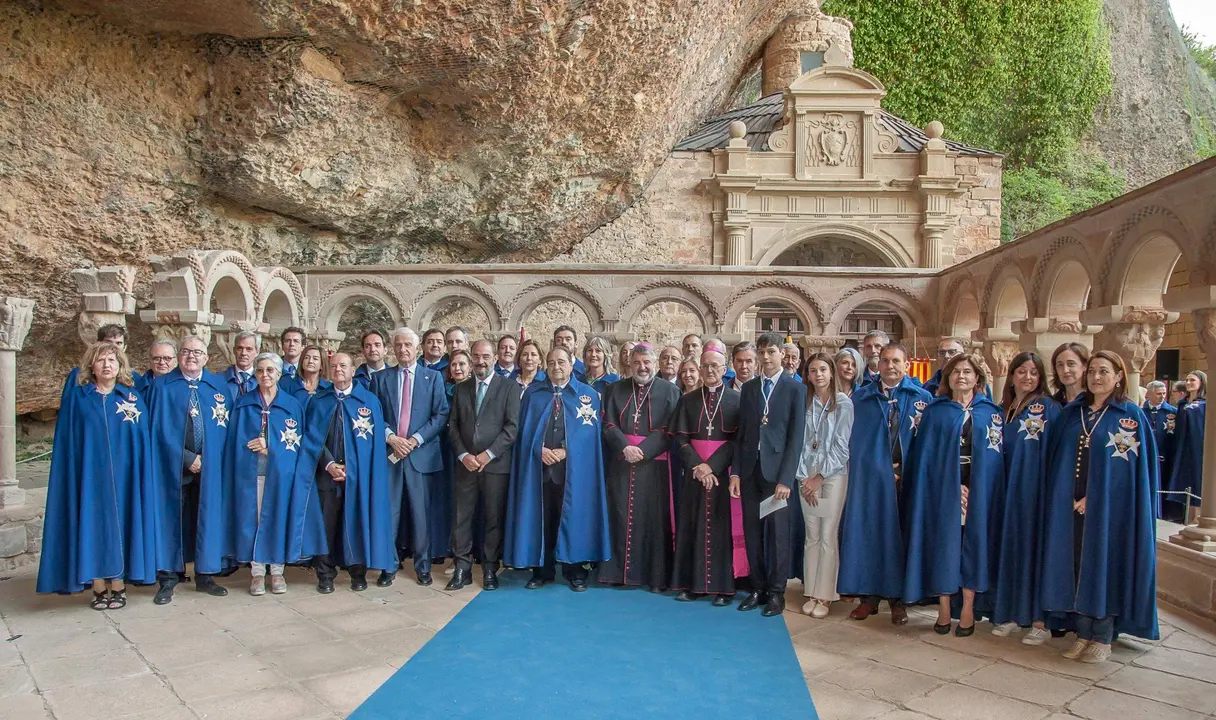 Este a&ntilde;o se han unido diecis&eacute;is Caballeros, nueve Damas y un Infante de la Real Hermandad en el Claustro del Real Monasterio