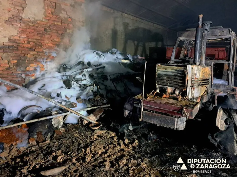 El fuego ha calcinado un tractor y varios enseres agr&iacute;colas