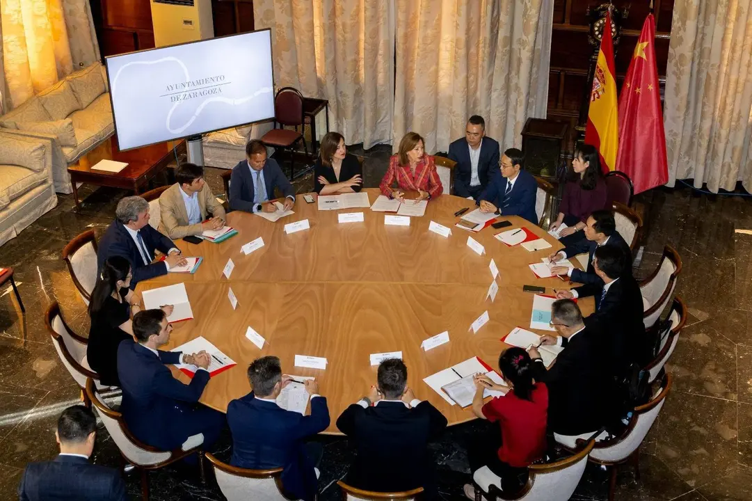 Ambas delegaciones han firmado un acuerdo de cooperaci&oacute;n entre las dos ciudades y se han comprometido a establecer lazos comerciales que impulsen la llegada de turismo chino a la capital aragonesa.