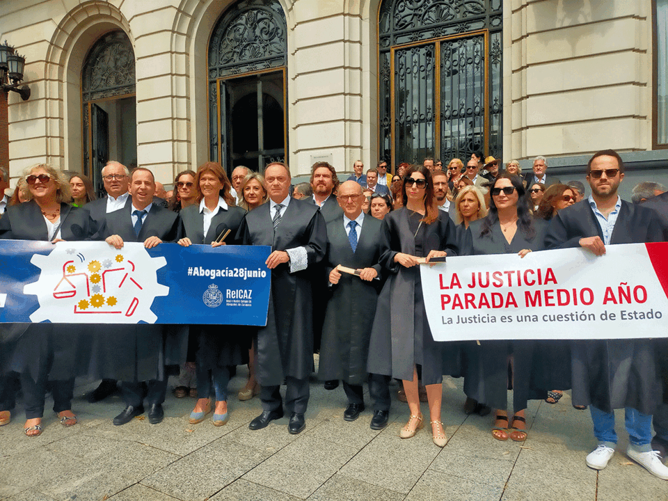 Los abogados de Zaragoza se concentran para exigir el fin de las huelgas de Justicia, convocadas desde enero