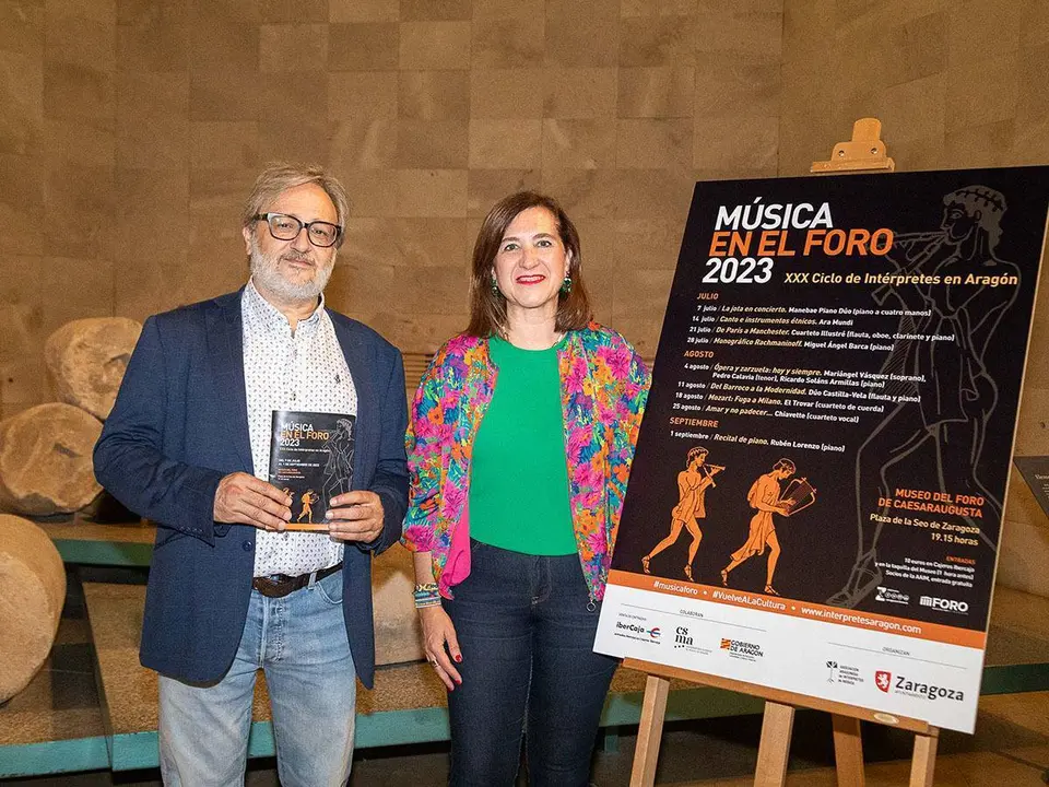 El pianista Rub&eacute;n Lorenzo y la concejal de Cultura, Sara Fern&aacute;ndez, en la presentaci&oacute;n de la XXX edici&oacute;n de M&uacute;sica en el Foro