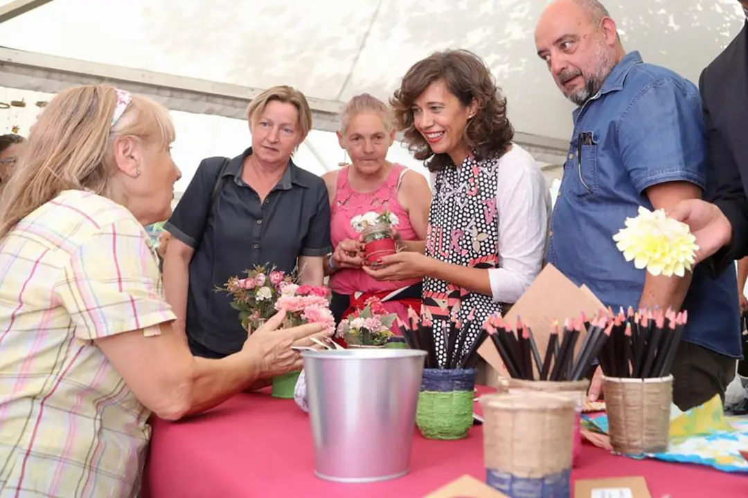 La consejera de Pol&iacute;ticas Sociales, Mari&aacute;n Oros, durante una visita al Albergue Municipal