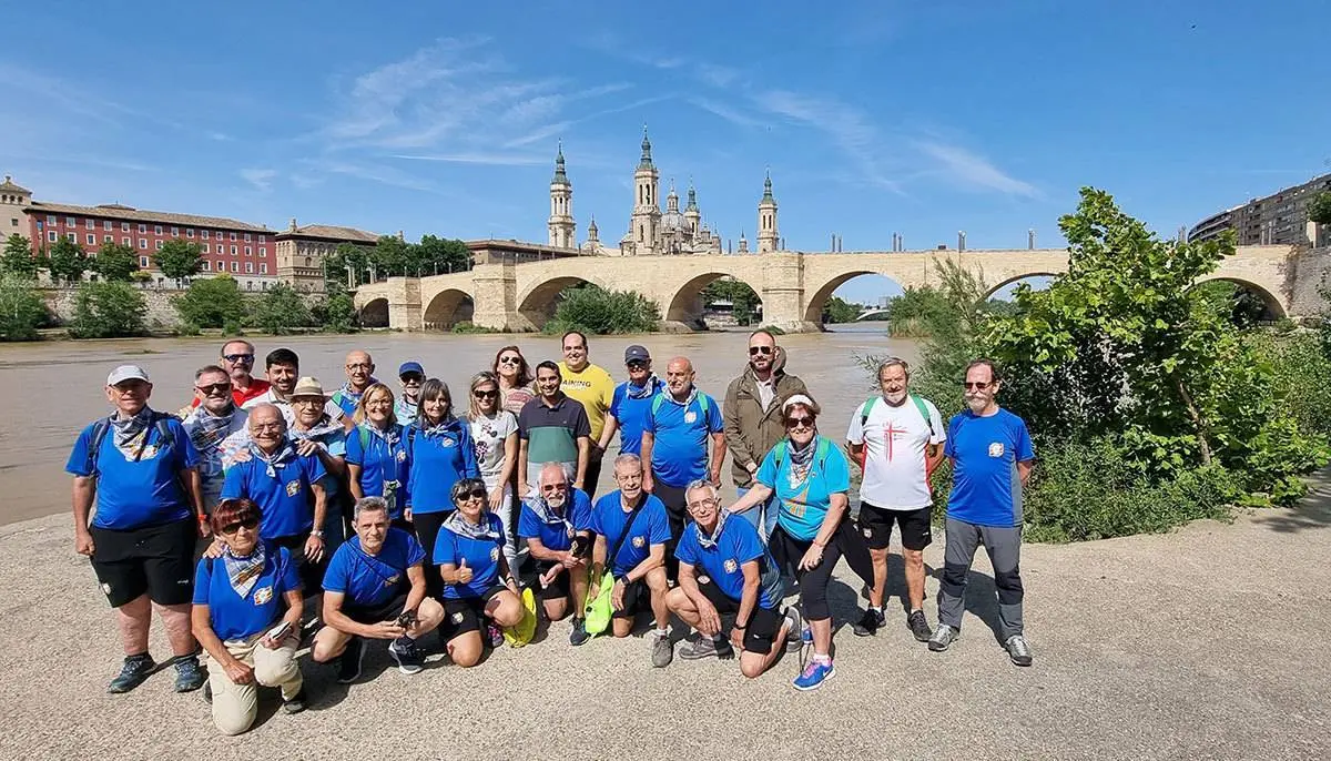 Los Andarines de Arag&oacute;n han sido los primeros en escuchar "Remontando el Ebro" desde el puente de San L&aacute;zaro