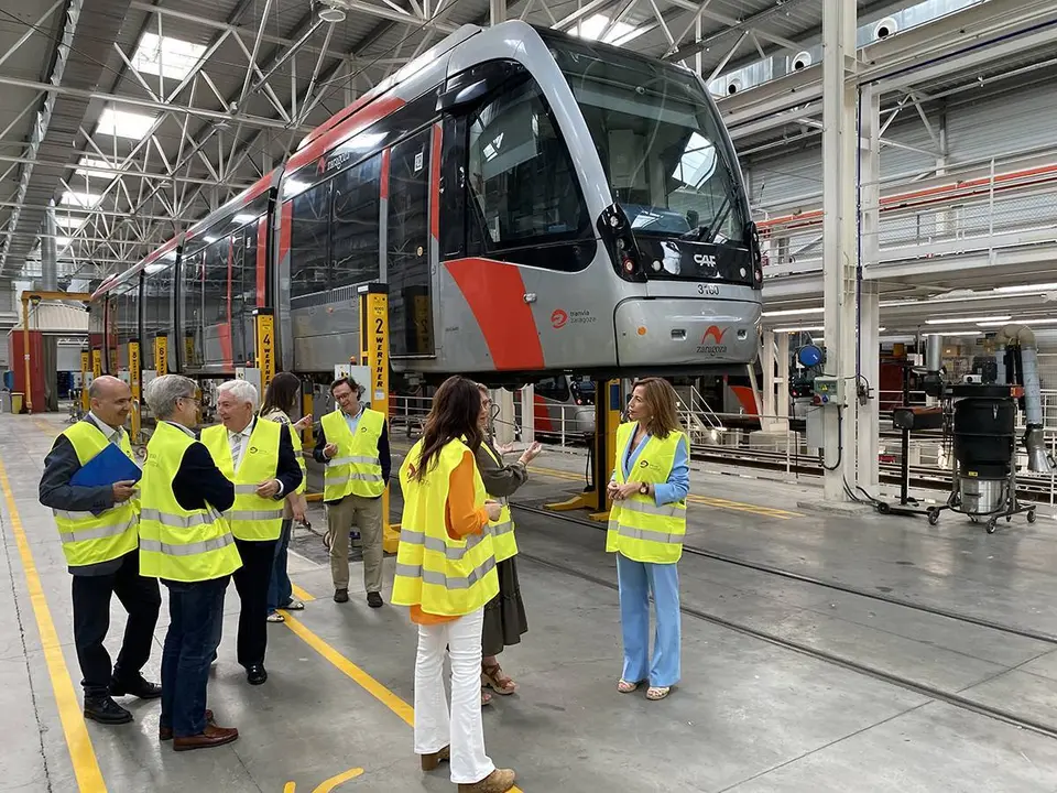 La alcaldesa de Zaragoza, Natalia Chueca, durante la visita de las cocheras del tranv&iacute;a.