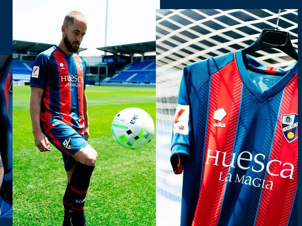 La camiseta tiene detalles en blanco y la bandera de Arag&oacute;n en la parte posterior del cuello | Foto: SD Huesca