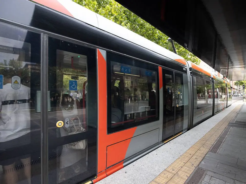 A partir del d&iacute;a 1 de julio, las frecuencias de la red de autobuses urbanos y del tranv&iacute;a se adaptar&aacute;n, como cada a&ntilde;o, a la demanda de viajeros de los meses de verano.