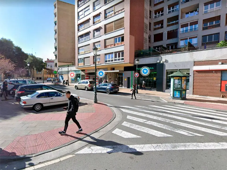El conductor puso en peligro la vida de varios peatones y de su propio hijo. Foto: Google Maps