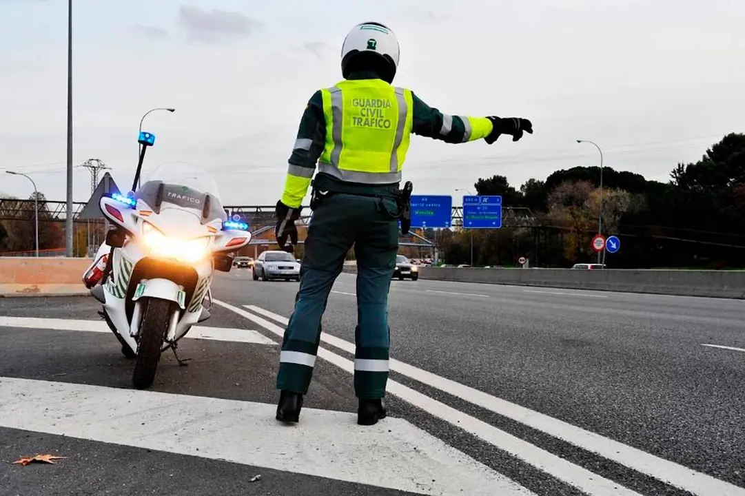 guardia civil controlando el tr&aacute;fico