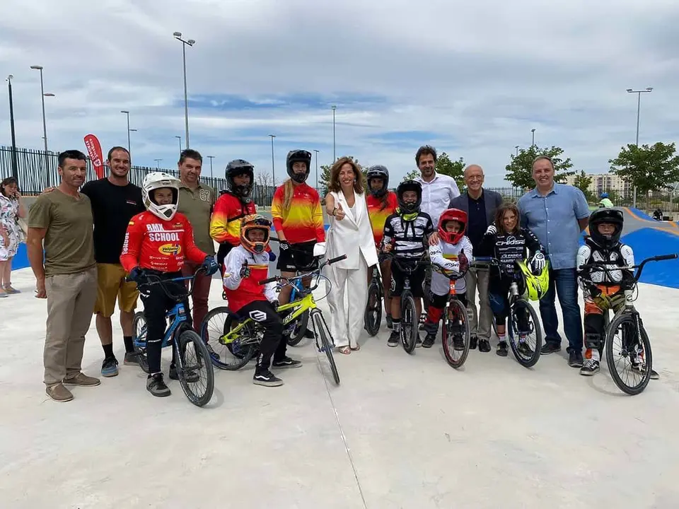Desde este mi&eacute;rcoles, el barrio zaragozano dispone de una nueva pista de pump track de uso libre para el disfrute de la bicicleta.