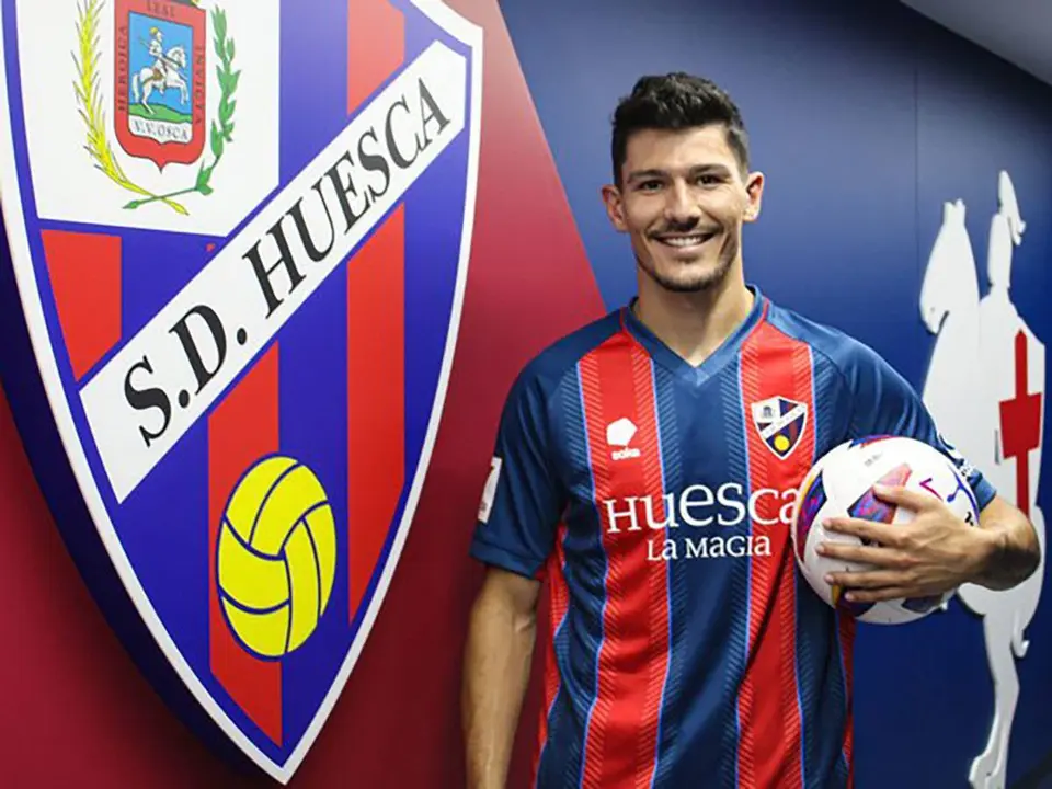 Loureiro posa con la vestimenta del Huesca