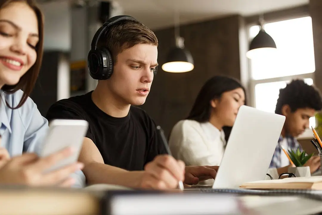 Grupo de estudiantes en una biblioteca 