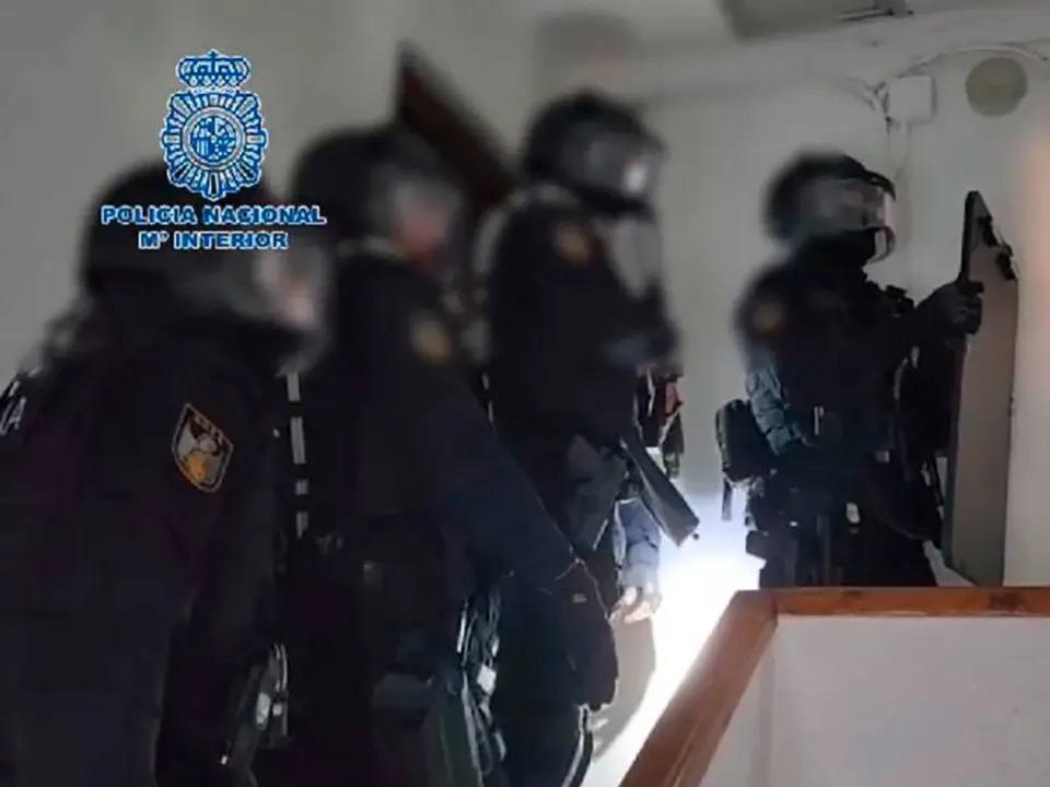 La Polic&iacute;a Nacional entra en el domicilio del sospechoso para detenerlo