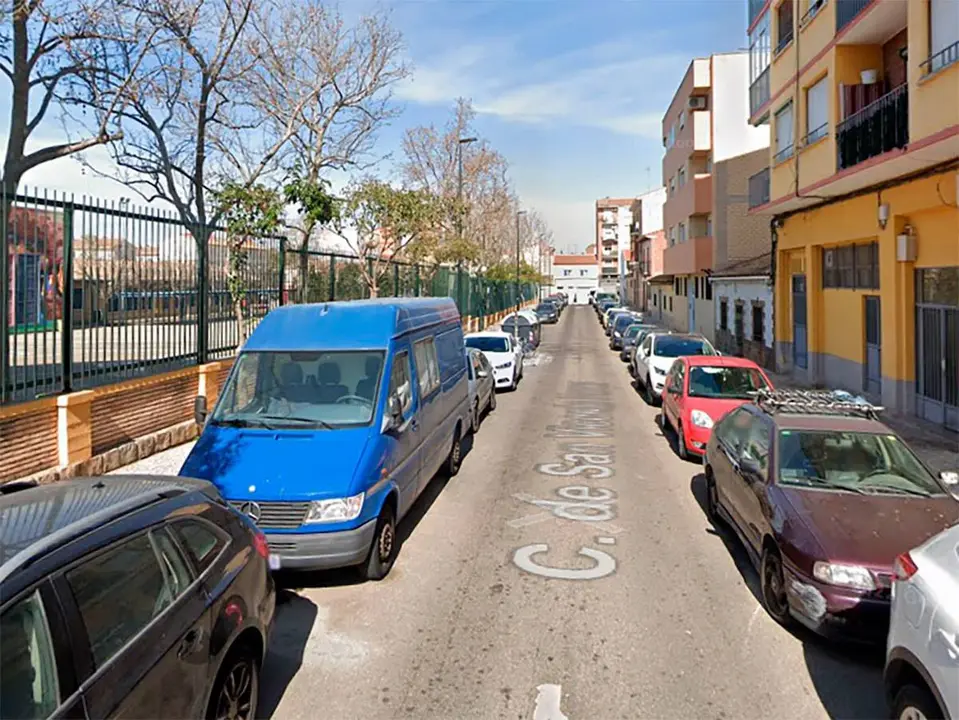 Los Bomberos de Zaragoza han tenido que intervenir esta noche en los incendios provocados de ocho contenedores en la calle Vicente Ferrer,