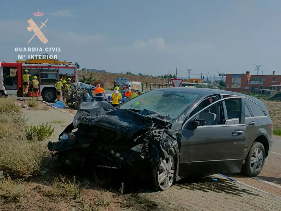 El ocupante de un veh&iacute;culo ha muerto y los agentes han tenido que rescatar a otra persona "muy grave" del segundo | Foto: Guardia Civil