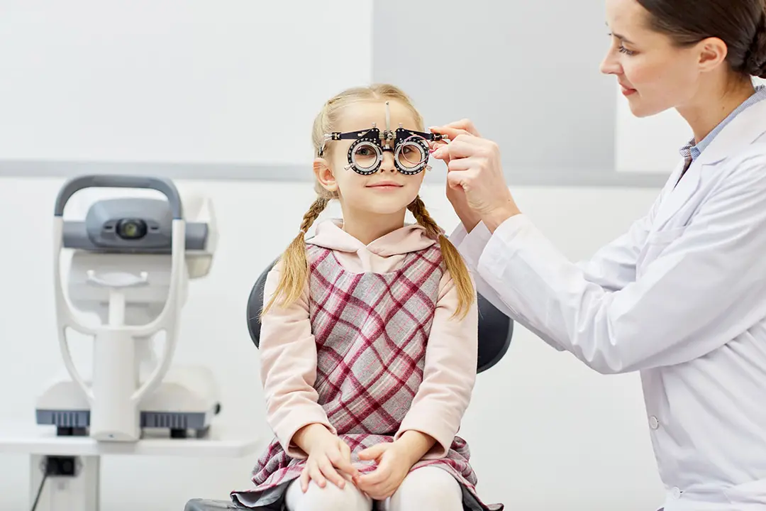 Una ni&ntilde;a en el oculista para revisar su miop&iacute;a