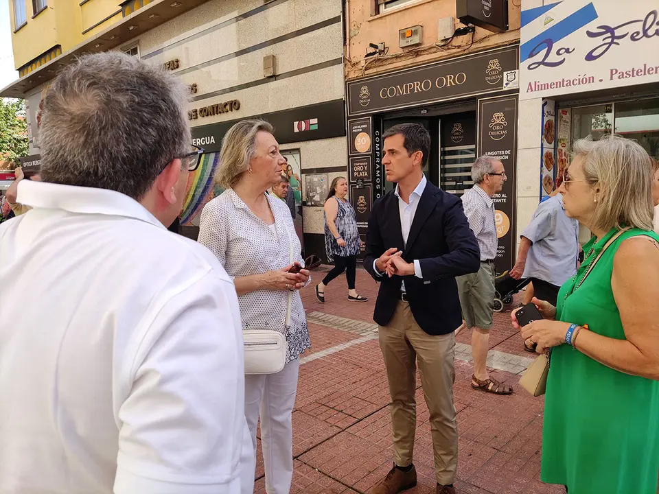 El PP se ha desplazado hasta la puerta del Mercado Delicias