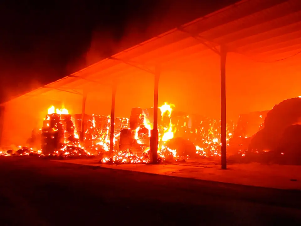 El aviso se recibi&oacute; a las 23.24 horas y los bomberos tuvieron que evacuar a una persona que hab&iacute;a quedado atrapada en el interior de una de las naves. 