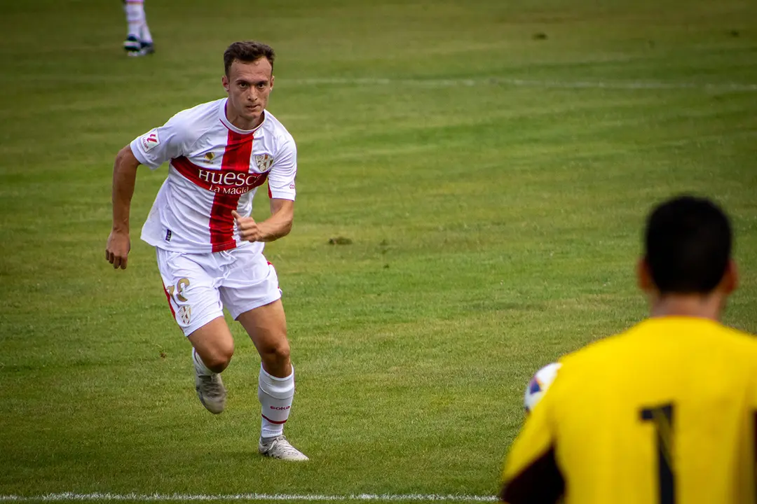 El delantero tuvo el gol en su mano, pero fue anulado por fuera de juego. Fotograf&iacute;a: S.D. Huesca. Fotograf&iacute;a: S.D. Huesca.