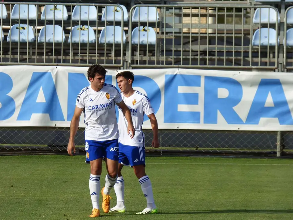 Az&oacute;n junto a Pablo Cort&eacute;s en el verde de la Ciudad Deportiva 