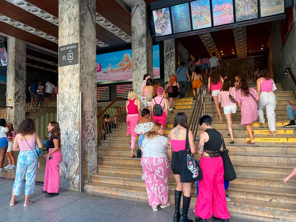 Zaragoza y el mundo entero se visten de rosa con motivo del estreno de Barbie.