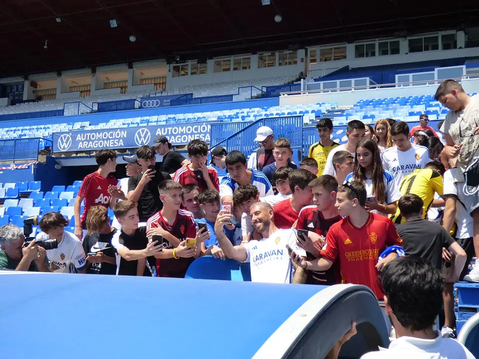 Enrich se hace selfies en la grada con la afici&oacute;n