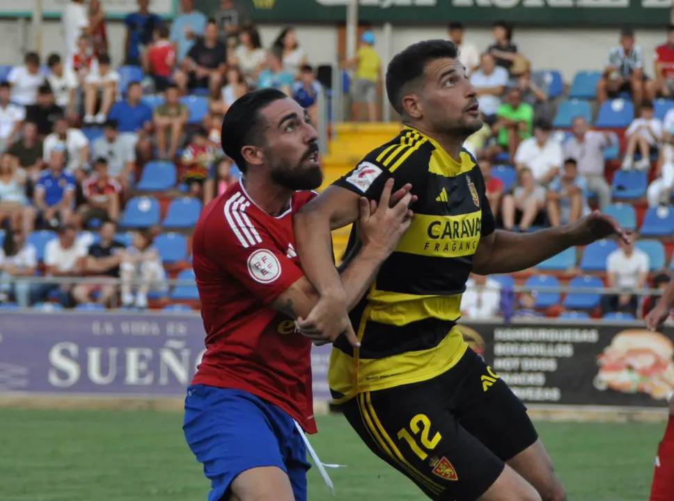 El Real Zaragoza se llev&oacute; este derbi aragon&eacute;s veraniego gracias al tanto de Az&oacute;n. Fotograf&iacute;a: C.D. Teruel.