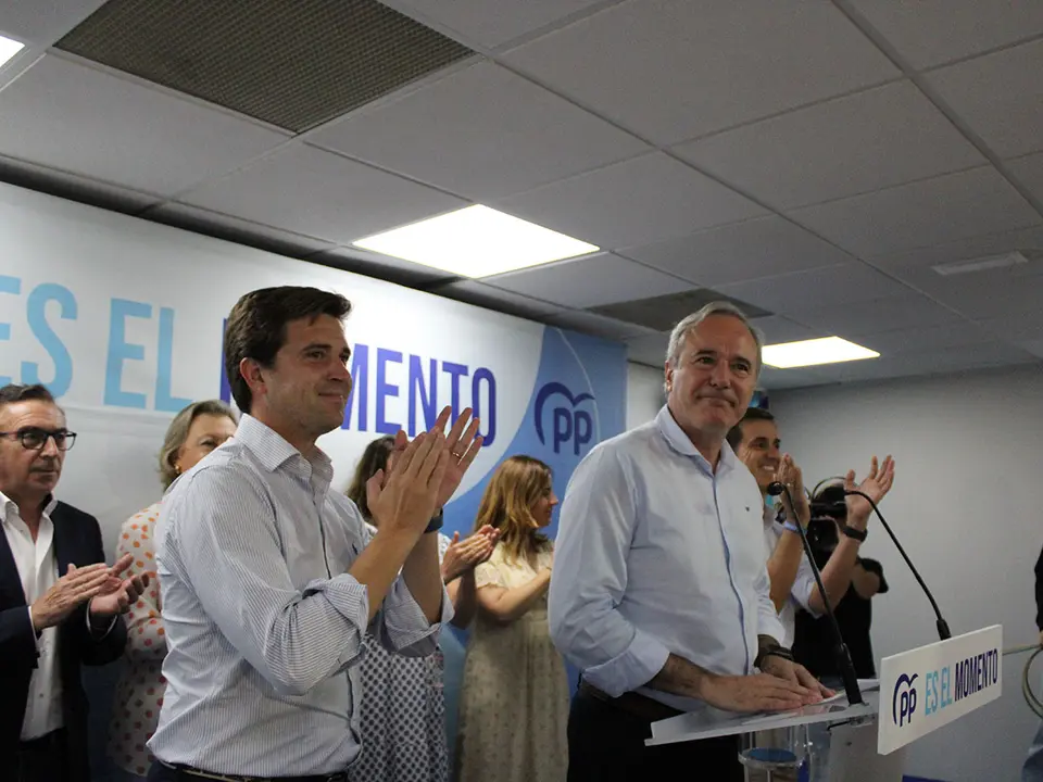 La noche electoral en la sede de Ponzano ha estado concurrida, con todos los presentes pendientes del escrutinio