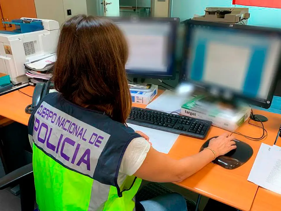 Agente de Polic&iacute;a Nacional frente al ordenador