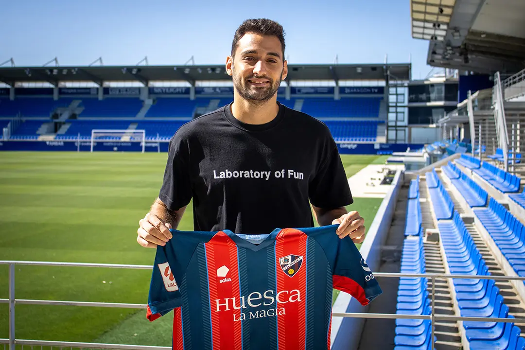 El lateral ha firmado hasta 2024 con la S.D. Huesca. Fotograf&iacute;a: S.D. Huesca.
