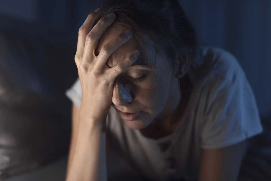 Mujer desesperada que sufre de insomnio