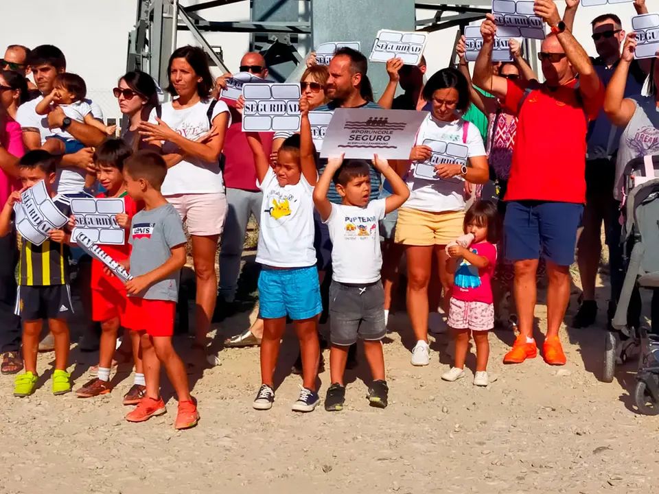 En torno a 400 personas se han manifestado por un cole seguro, entre ellos, ni&ntilde;os afectados por la tormenta