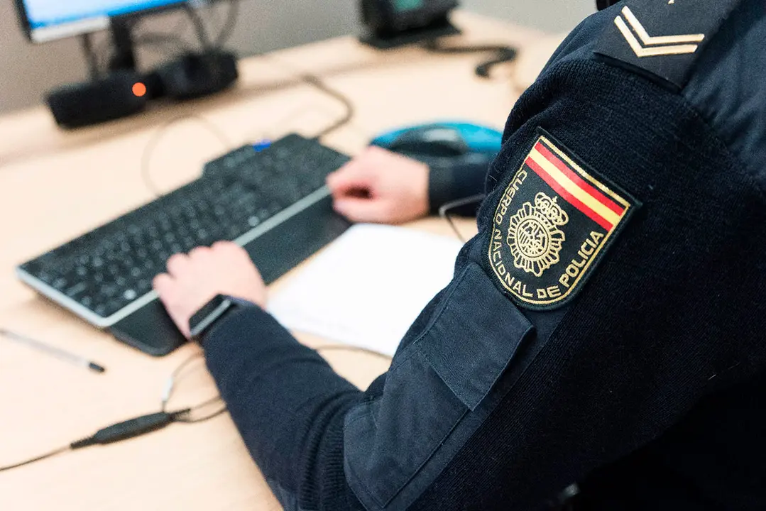 polic&iacute;a nacional en el ordenador