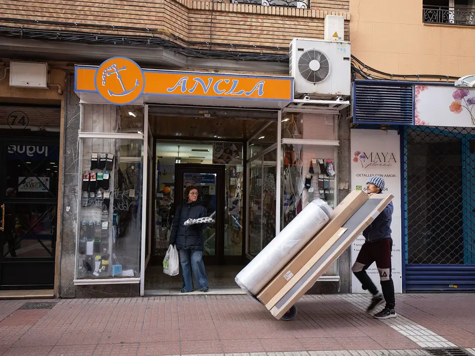 El paro baj&oacute; m&aacute;s entre los hombres y en los sectores de servicios e industria | Foto: Laura Trives