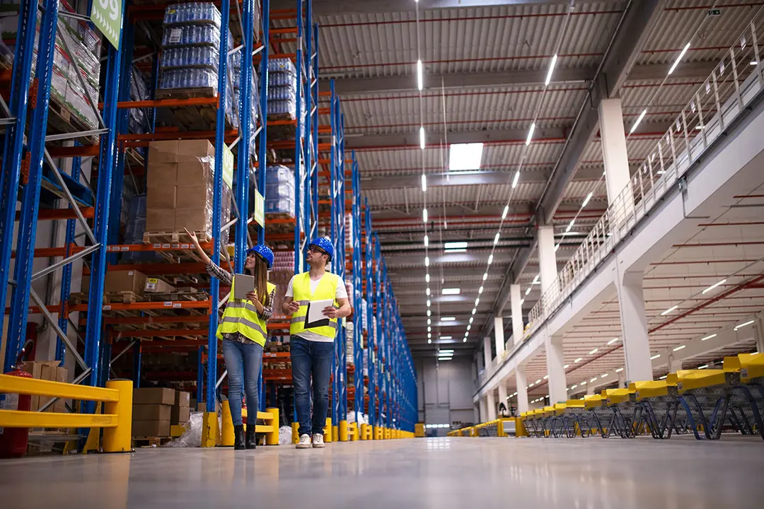 Dos personas supervisando un almac&eacute;n