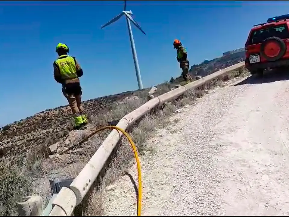 Los bomberos han evitado que se extendieran las llamas, que han calcinado en torno a una hect&aacute;rea
