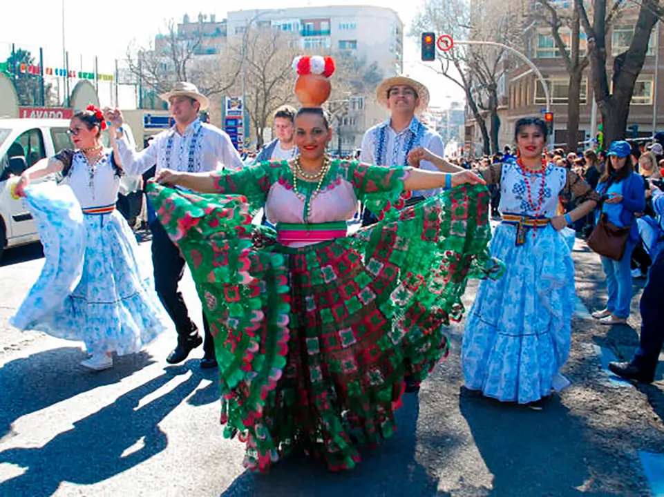 Paraguayos con sus trajes tradicionales