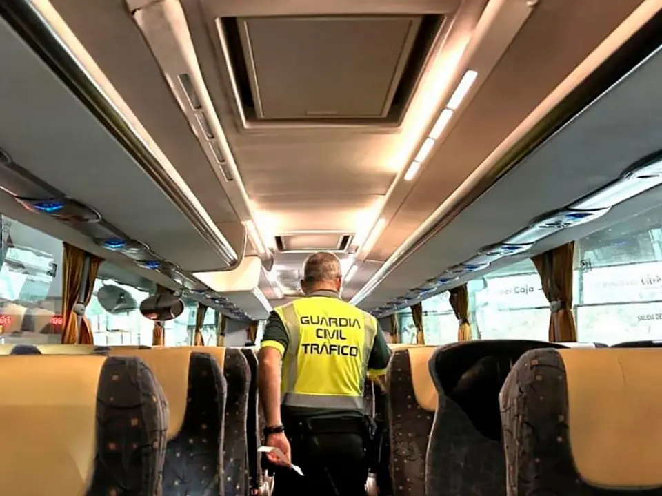 Guardia Civil de Tr&aacute;fico en un autob&uacute;s