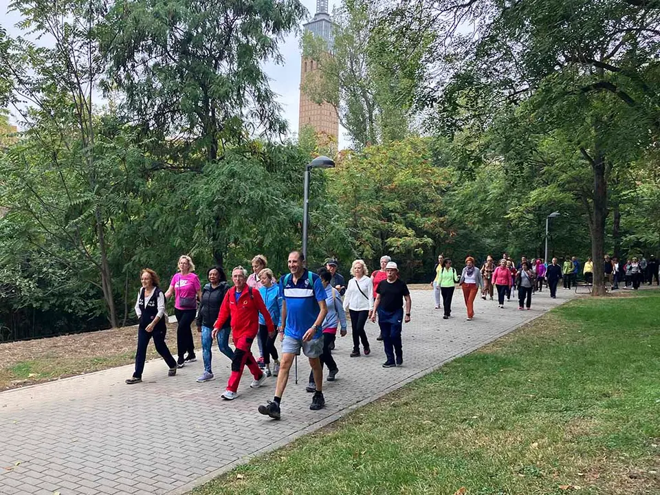 Gente andando por el Parque Grande