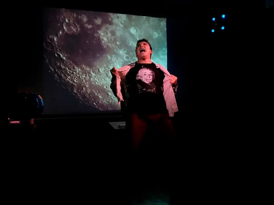 El artista, escritor, actor y divulgador Oswaldo Felipe, de la compa&ntilde;&iacute;a de teatro aragonesa La PAI, ofrecer&aacute; un viaje al universo con el espect&aacute;culo "Garbeo C&oacute;smico".