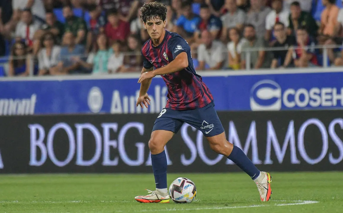 La S.D. Huesca ha hecho oficial este viernes que el central Hugo Anglada jugar&aacute; la pr&oacute;xima temporada cedido en el CF Talavera, de Segunda RFEF. Fotograf&iacute;a: S.D. Huesca.