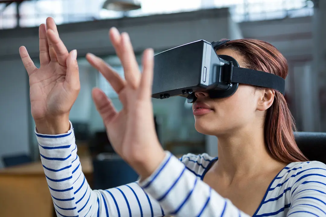 chica utiliza la realidad virtual