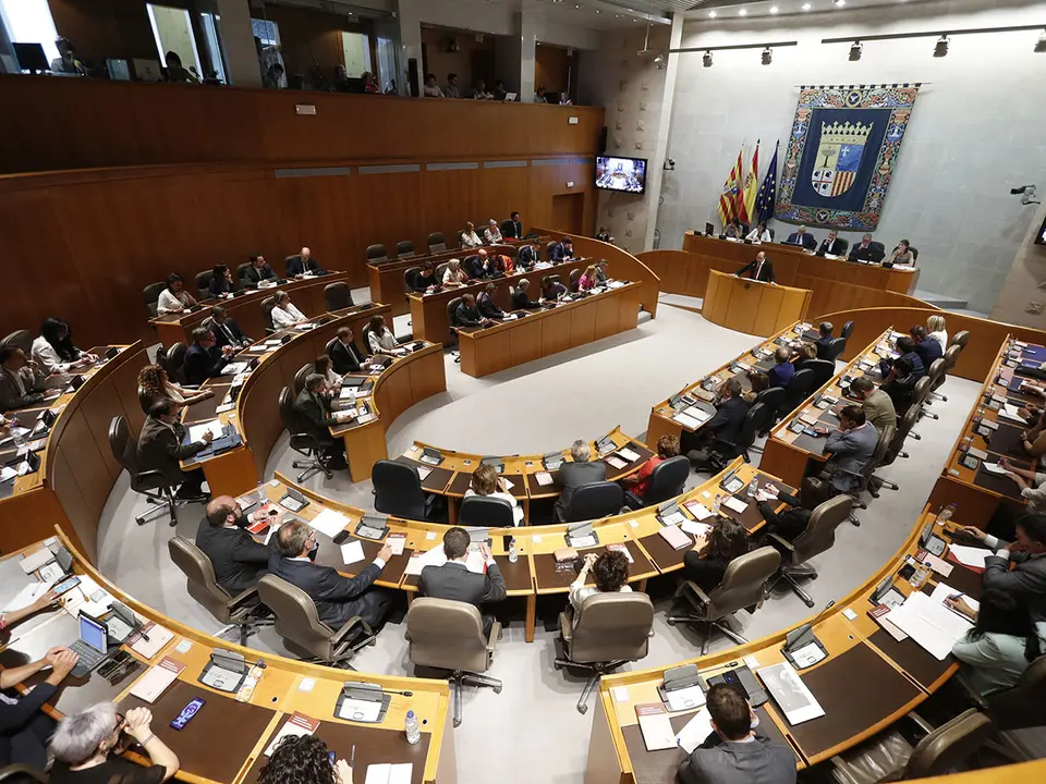 Hace cuatro a&ntilde;os, la investidura de Javier Lamb&aacute;n (en la foto) tuvo lugar a final de julio. Foto: Cortes de Arag&oacute;n