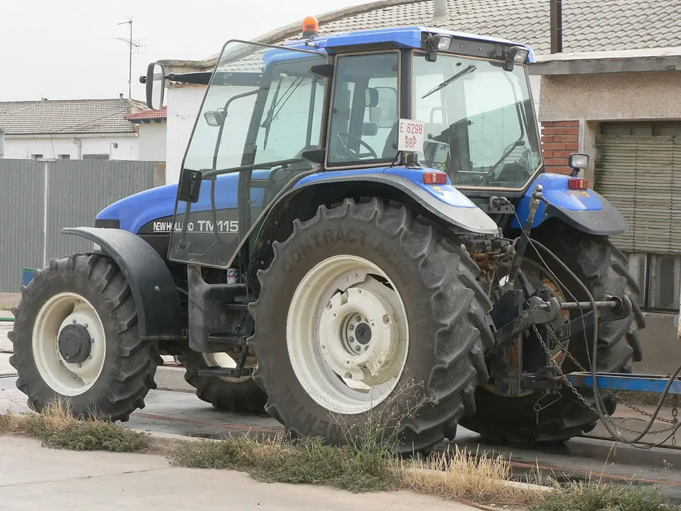 El hombre ha fallecido al volcar el tractor que conduc&iacute;a en un camino de tierra