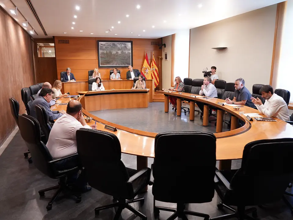 Azc&oacute;n cuenta con los siete apoyos de Vox, a los que podr&iacute;a sumarse otro del PAR. Foto: Cortes de Arag&oacute;n