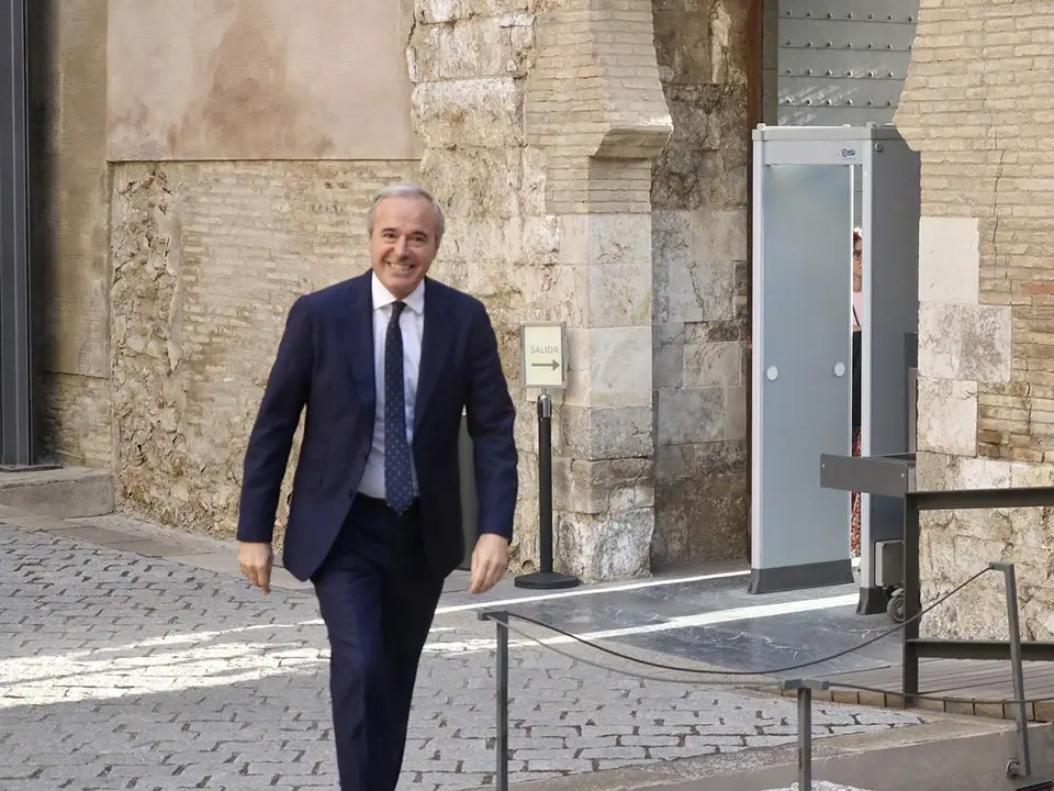 Azc&oacute;n entra sonriente a La Aljafer&iacute;a 