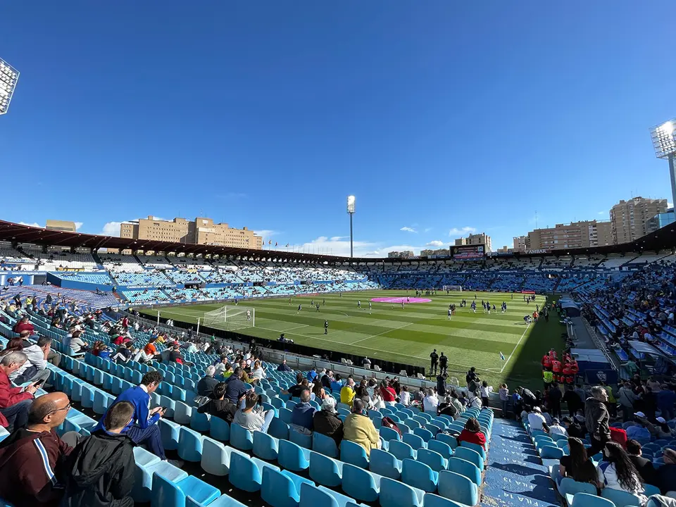 La previsi&oacute;n de temperaturas cercanas a los 40 grados (38 de m&aacute;xima) han propiciado esta modificaci&oacute;n, beneficiosa para los futbolistas. Fotograf&iacute;a: Laura Trives.