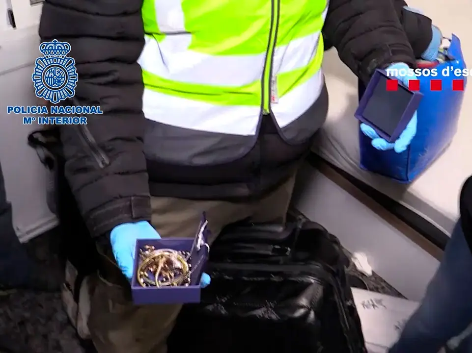 Esta organizaci&oacute;n criminal itinerante se dedicaba al robo de relojes de alta gama y joyas mediante el m&eacute;todo del &ldquo;abrazo amoroso&rdquo; y del &ldquo;scalping&rdquo;