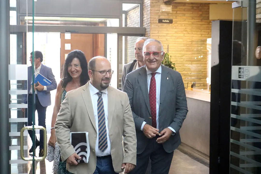 Varios miembros de la Ejecutiva del PAR han acompa&ntilde;ado a Alberto Izquierdo a su llegada a las Cortes