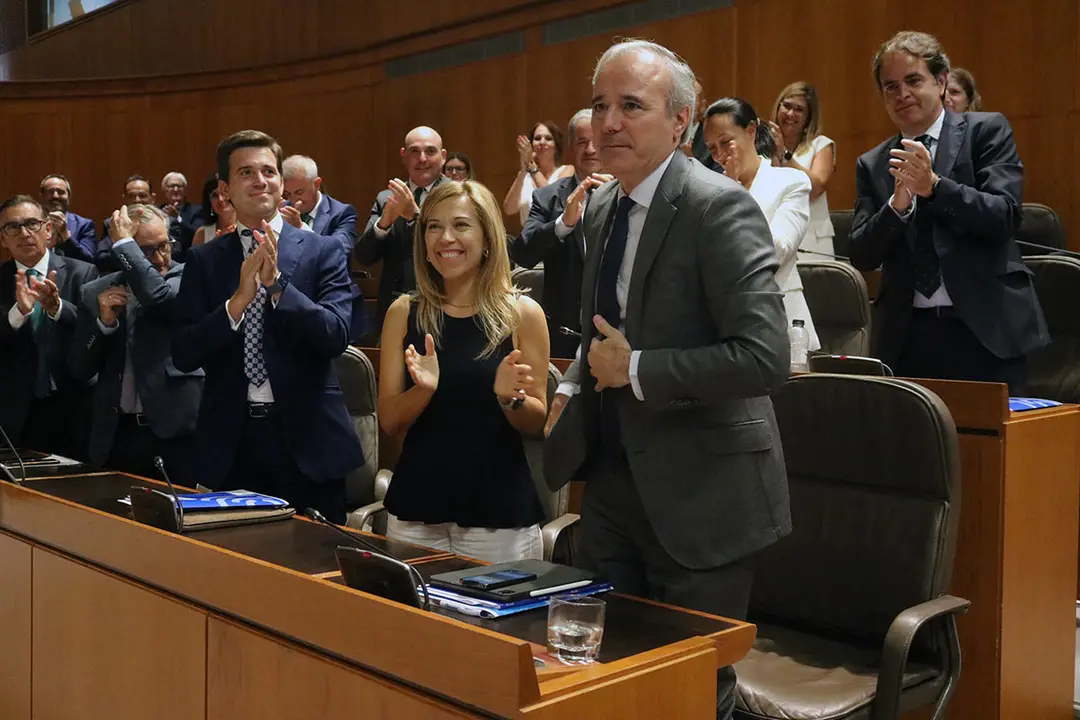 Azc&oacute;n ha recibido los votos del PP, Vox y el PAR