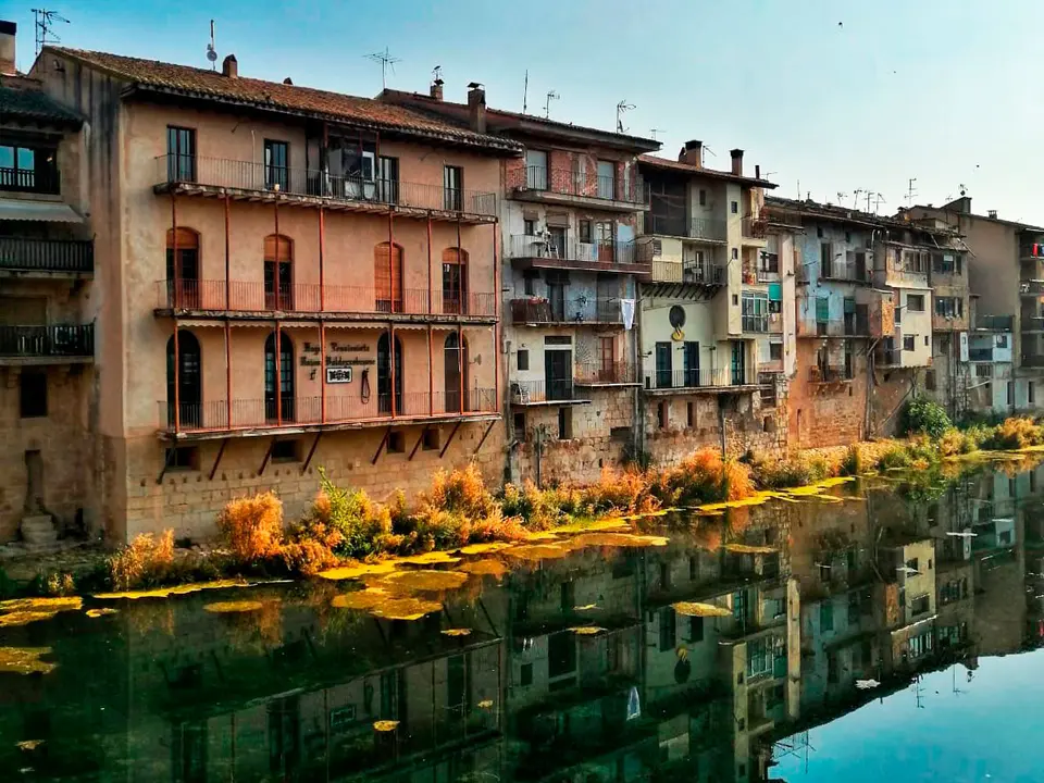 Casas al lado del r&iacute;o en Valderrobres